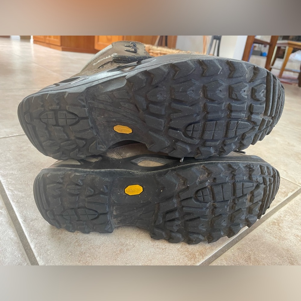 Lowa Renegade hiking boots. Women’s 9 wide - Picture 4 of 6